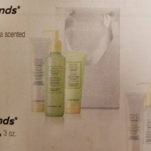 Mary Kay roll-up bag satin set